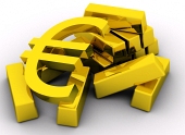 Златен символ ЕВРО близо до купчина златни кюлчета