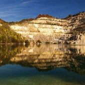Есенно отражение на скалист хълм в езерото Сутово, Словакия
