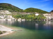 Лятна гледка към езерото Сутово, Словакия