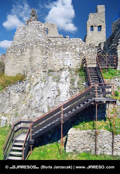 Interiør med trapper i slottet Beckov, Slovakiet