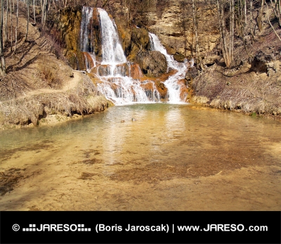 Mineralreicher Wasserfall im Lucky Village, Slowakei
