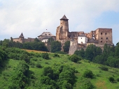 Ein Hügel mit der Burg von Lubovna, Slowakei