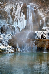 Gefrorener Wasserfall im Lucky Village, Slowakei