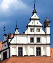Verziertes mittelalterliches Dach auf einem Märchenhaus