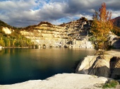 Herbstgewässer des Sutovo-Sees, Slowakei