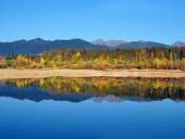 Spiegelung der Rohace-Berge im Herbst