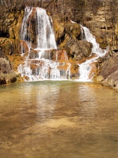 Wasserfall voller Mineralien im Dorf Lucky, Slowakei