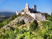 Ruinen der Burg von Cachtice versteckt im grünen Wald