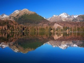 Hohe Tatra spiegelt sich in Strbske Pleso wider