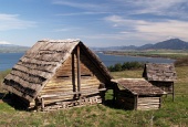 Αρχαία ξύλινα σπίτια από κορμούς σε Havranok μουσείο