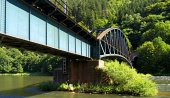 Railroad γέφυρα κοντά στο χωριό Strecno κατά τη διάρκεια του καλοκαιριού στη Σλοβακία