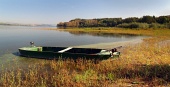 Μικρή βάρκα με κουπιά από Liptovska Μάρα λίμνη, Σλοβακία