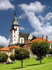 Κεντρική πλατεία, εκκλησία και το κάστρο στην Kremnica