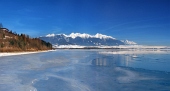 Liptovska Mara y Tatras occidentales congelados