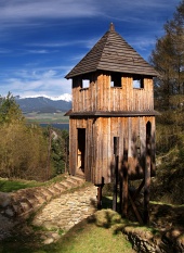 Torre de vigilancia de madera en el museo al aire libre de Havranok, Eslovaquia
