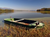 Bote de remos en la orilla del lago Liptovska Mara, Eslovaquia