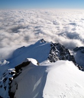 Por encima de las nubes en los Altos Tatras en el pico Lomnicky