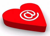 Symbole de courrier électronique et coeur rouge isolé sur fond blanc