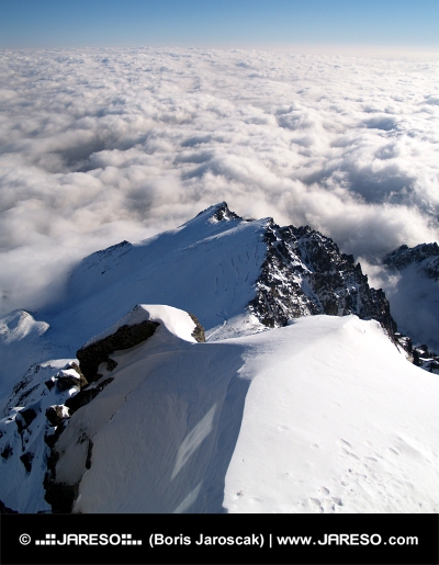 Au-dessus des nuages dans les Hautes Tatras sur le pic Lomnicky