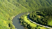 route et la rivière Vah en été en Slovaquie