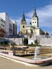 Église, théâtre et fontaine à Zilina