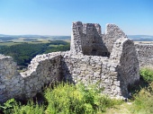 Murs en ruines du château de Cachtice en été