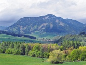 Campagne avec la colline de Pravnac près de Bobrovnik