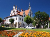 Fleurs et mairie à Levoca, Slovaquie