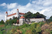 Château de Bratislava sur une colline au-dessus de la vieille ville
