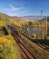 Kralovany, स्लोवाकिया के पास रेल पुल की शरद ऋतु दृश्य