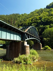 Strecno गांव, स्लोवाकिया के पास रेल पुल और Vah नदी की ग्रीष्मकालीन दृश्य
