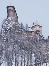 सर्दियों में Orava महल का दुर्लभ दृश्य