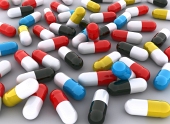 Molte pillole colorate su sfondo bianco
