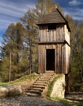 Torre di fortificazione in legno nel museo all'aperto di Havranok, Slovacchia