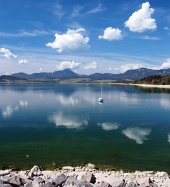 Riflessione nel lago Liptovska Mara durante l'estate