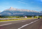 Gli Alti Tatra e l'autostrada in estate