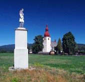 Liptovske Matiasovceの像と教会