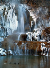 冬に凍結した滝