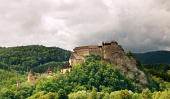 曇った夏の日の緑の丘の上に雄大なOrava城