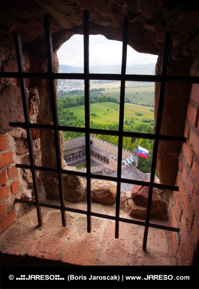 Een blik door een getralied raam, kasteel Lubovna
