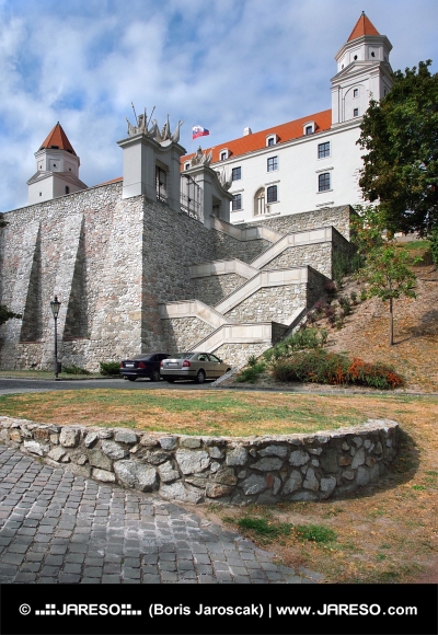 Vestingmuur en trappen van het kasteel van Bratislava