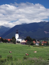 Kerk en bergen in Bobrovec, Slowakije