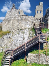 Interieur met trappen in het kasteel van Beckov, Slowakije