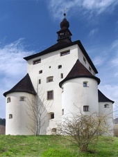 Enorme bastions van het nieuwe kasteel in Banska Stiavnica, Slowakije