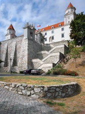 Vestingmuur en trappen van het kasteel van Bratislava