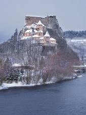 Beroemd Orava-kasteel in de winter