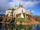 Beroemd Bojnice-kasteel in de herfst