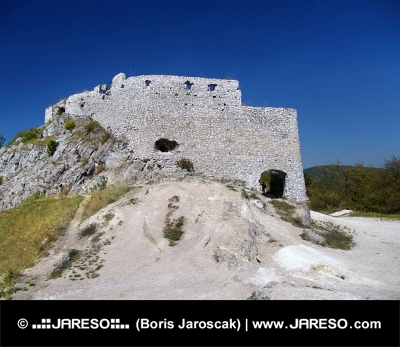 Čachtickim masywne mury zamku, na Słowacji