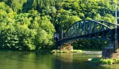Pod de cale ferată deasupra râului Vah și tunel lângă Strecno, Slovacia