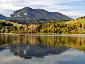 Dealul reflectat în lacul Liptovska Mara în timpul toamnei din Slovacia